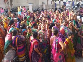 મોરબી પાલિકામાં રોજમદાર સફાઈ કામદારોએ વડાપ્રધાન અને મુખ્યમંત્રીના નામના છાજીયા લીધા