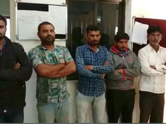 જામનગર : મહાનગરપાલિકાના એન્જીનીયર, સુપરવાઇઝર અને સિક્યુરીટી ગાર્ડ મહેફીલ માણતા ઝડપાયા