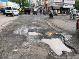 મોરબીના ખરાબ રોડની દયનીય સ્થિતિ સુધારવા સામાજિક કાર્યકરોની રજૂઆત