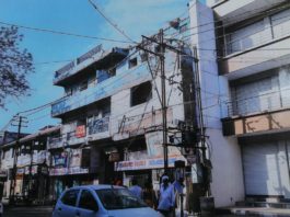 મોરબીના ગાંધીચોક પાસે જર્જરિત કોમ્પ્લેક્ષ: વેપારીઓ પર જીવનું જોખમ