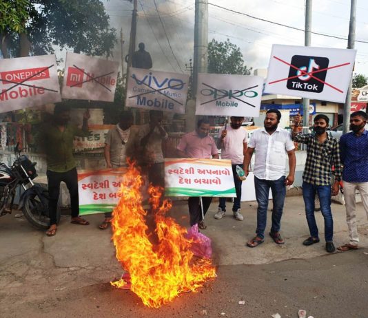 મોરબી : ઓપો, વિવો સહિત ચાઇનાના નવા નકોર ફોન તોડીને ચાઈનીઝ પ્રોડક્ટનું વિરોધ પ્રદર્શન