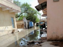 મોરબીના માધાપરની શેરીનં – 4 ના રહેવાસીઓ ગટરના ઉભરાતા ગંદા પાણીથી ત્રાહિમામ