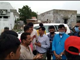 મોરબીમાં કોંગ્રેસના નેતાઓ એ જ સોશ્યલ ડીસ્ટન્સના ઉડાવ્યા ધજાગરા