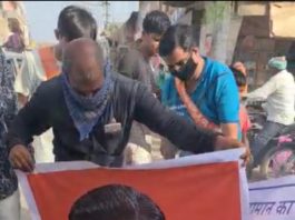 હળવદ: વિશ્વ હિંદુપરિષદ ,બજરંગદળ હળવદ દ્વારા ચીનના રાષ્ટ્રધ્વજ અને જિંનપીંગના પુતળાનું દહન