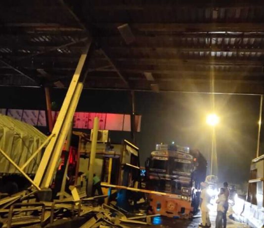 મોરબી : ભારે પવનના કારણે અણિયારી ટોલનાકે નુકશાન : વાહન વ્યવહાર થોડીવાર ઠપ્પ