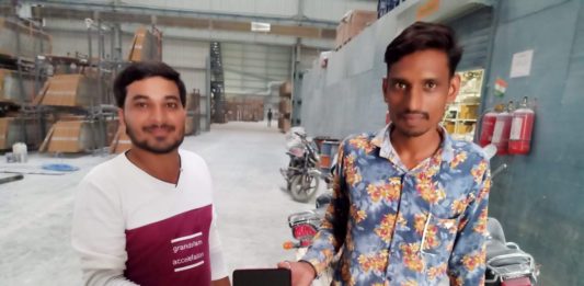 મોરબીમાં શ્રમિકની નોંધનીય પ્રમાણિકતા, યુવાનનો ખોવાયેલો મોબાઈલ પરત કર્યો