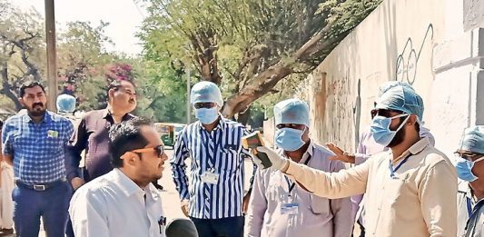 સુરેન્દ્રનગરના ઝાલાવાડની અદાલતોમાં લોકોને ટેમ્પરેચર ગનથી ચકાસણી કરવામાં આવી રહી છે