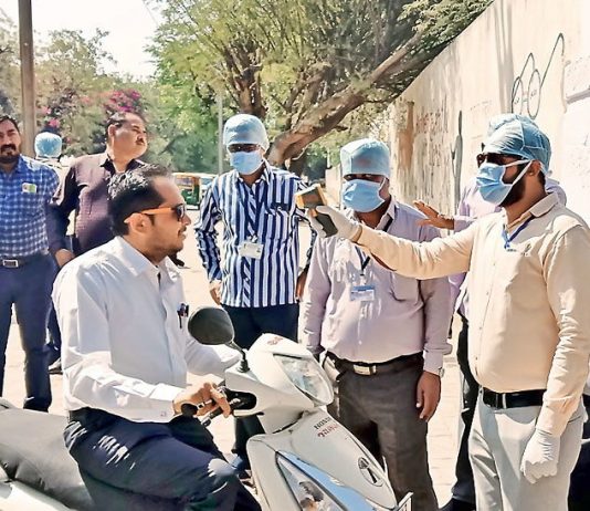 સુરેન્દ્રનગરના ઝાલાવાડની અદાલતોમાં લોકોને ટેમ્પરેચર ગનથી ચકાસણી કરવામાં આવી રહી છે