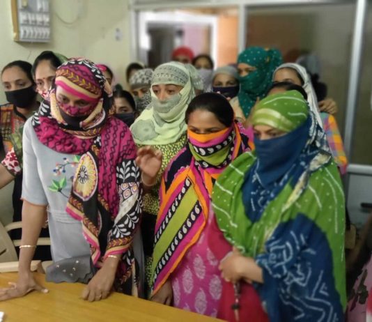 મોરબીના રામકો બંગલો નજીક હરિઓમ સોસાયટીમાં પાણી પ્રશ્ને મહિલાઓનો પાલિકામાં હોબાળો