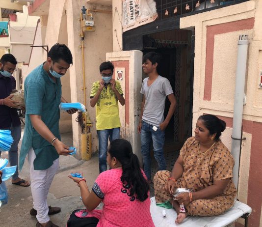 મોરબી : હાઈસિંગ બોર્ડમા જઈ યુવાને 5000 માસ્ક અને 1000 સેનીટાઈઝર વિતરણ કર્યા !!