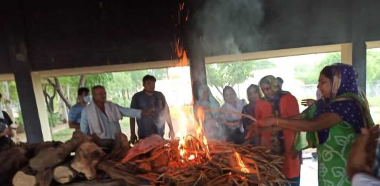 મોરબીમાં ચાર દીકરીઓએ દિવંગત પિતાને કાંધ આપી “દીકરો દીકરી એક સમાન” સૂત્ર સાર્થક કર્યું