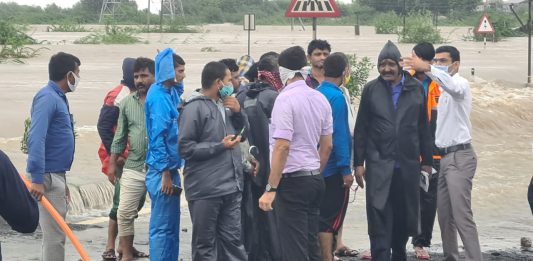 NDRF ની ટિમ દ્વારા વાંઢ વિસ્તાર અને ચીખલી ગામમાં પાણીમાં તણાયેલા લોકોને બચાવી ભોજનની વ્યવસ્થા કરાઈ