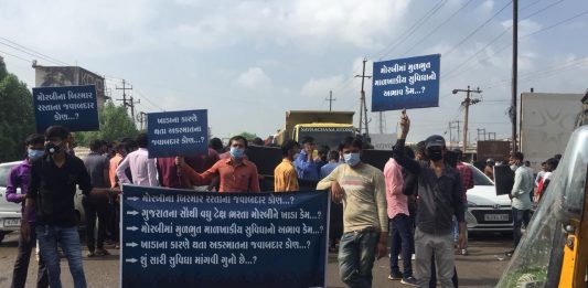 મોરબી: સિરામીક ઝોન જેતપર રોડ ઉપર દરરોજના ટ્રાફિકજામથી કંટાળીને સ્થાનિકોએ કર્યો ચક્કાજામ