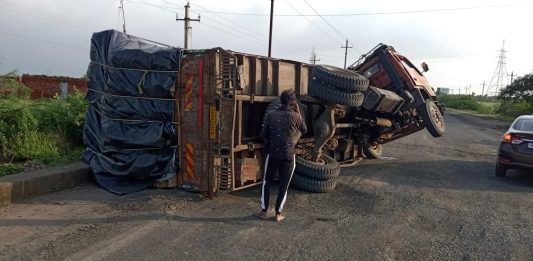 હળવદ: ચરાડવા નજીક અકસ્માતે ટ્રક પલ્ટી મારી ગયો