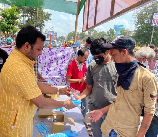 આજે વડાપ્રધાન મોદી ના 70માં જન્મદિને અજય લોરીયા દ્વારા 15,000 માસ્ક અને 7000 સેનિટાઈઝર વિતરણ