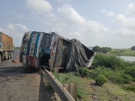 મોરબી-રાજકોટ હાઈવે પર અકસ્માતમા કોલસો ભરેલ ટ્રક પલટી મારી ગયો