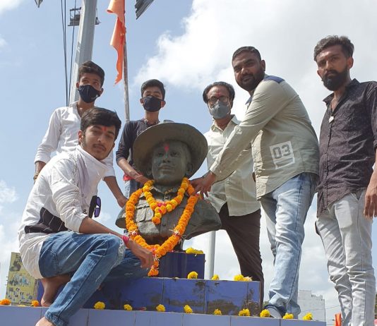 મોરબી: આજે શહિદ ભગતસિંહના જન્મદીને યુવાનો દ્વારા ગાંધીચોક ખાતે શહીદ ભગતસિંહ ના સ્ટેચ્યુ નું સન્માન