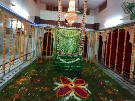 ટંકારાની બાલકૃષ્ણલાલજીની હવેલીમાં વૈષ્ણવોએ ફૂલોના હિંડોળાની ઝાંખીનો લાભ લઈ ધન્યતા અનુભવી