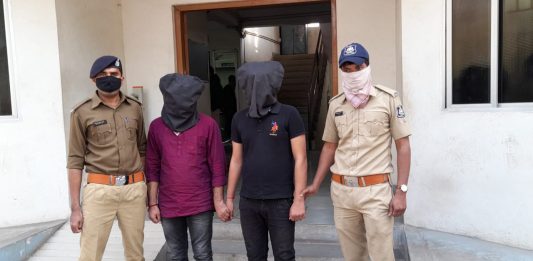 મોરબીમાં ઈંગ્લીશ દારૂ સાથે ઝડપાયેલા રાજકોટના બે પોલીસકર્મીઓ એક દિવસના રિમાન્ડ પર લેવાયા