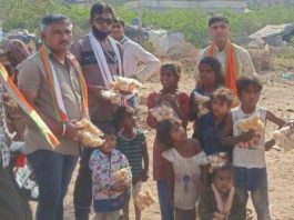 મોરબી : નરેન્દ્ર મોદી વિચાર મંચ દ્વારા ઝુપડપટ્ટી વિસ્તારના બાળકોને મમરાના લાડવાનું વિતરણ કરાયું