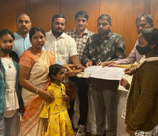 ગલવાન ઘાટીમાં શહીદ થયેલા જવાનોના પરિજનોને લાખેણી સહાય આપતા મોરબીના આગ્રણીઓ