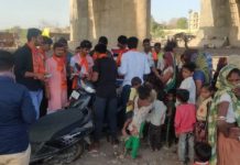 મોરબીના પછાત વિસ્તારના બાળકો સાથે ધુળેટી પર્વની ઉજવણી કરતું ABVP