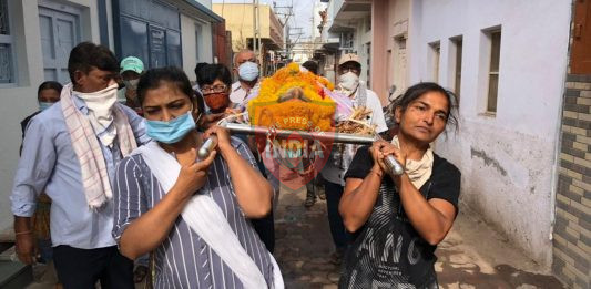 મોરબીમાં પિતા ની અર્થી ને કાંધ આપી ‘પુત્ર પુત્રી એક સમાન’ સૂત્ર ને સાર્થક કરતી દીકરીઓ