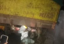 મોરબી: મોડી રાત્રે કંડલા હાઈ-વે પર ટ્રક નું વ્હીલ રોડ પર બેસી જતા 1 કિ.મી સુધી ટ્રાફીક જામ સર્જાયો