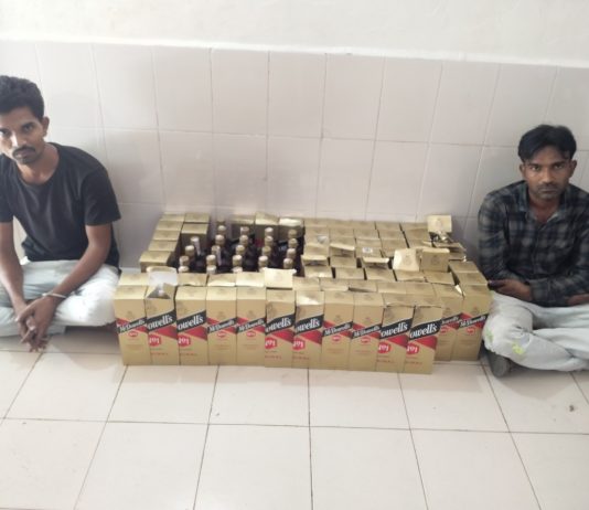 માળીયા: નજીક કારમાં ઈંગ્લીશ દારૂની હેરાફેરી કરનાર બે શખ્શો ઝડપાયા