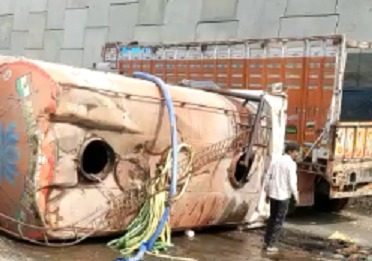 મોરબીના ભક્તિનગર સર્કલે ઓવરબ્રિજ ઉપરથી ટેન્કર નીચે ખાબકયું