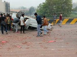 મોરબીના 8-a હાઇવે ઉપર ખડકાયેલા માટીના ઢગલાને કારણે કાર પલ્ટી મારી ગઈ