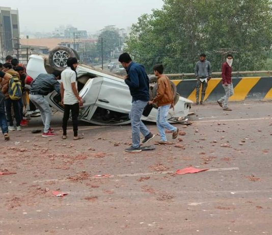 મોરબીના 8-a હાઇવે ઉપર ખડકાયેલા માટીના ઢગલાને કારણે કાર પલ્ટી મારી ગઈ