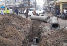 મહેન્દ્રપરામાં પાઇપલાઇન તૂટતા અનેક વાહનો ફસાયા : ટ્રાફિક જામ