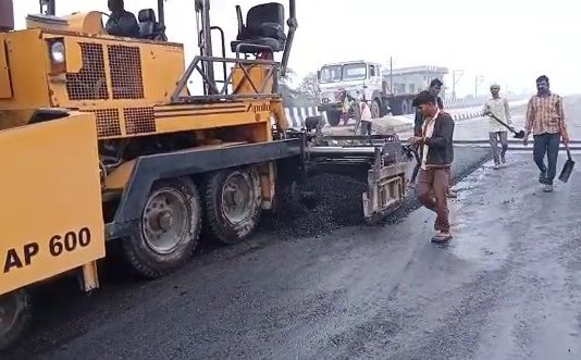 ટંકારામાં ચાલુ વરસાદે ડામરકામ પુલિયાના કામમાં લોટ-પાણીને લાકડા