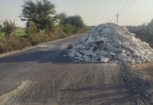 ત્રાસ: ઓવરલોડ ચાલતા ડમ્પર ચાલકો દ્વારા માથક રોડ પર માટીના ઢગલા