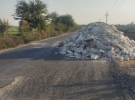 ત્રાસ: ઓવરલોડ ચાલતા ડમ્પર ચાલકો દ્વારા માથક રોડ પર માટીના ઢગલા