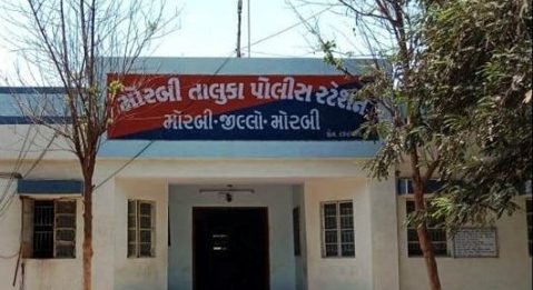 મોરબી તાલુકા પોલીસ દ્વારા ફિલ્મી ઢબે પીછો કરી 16 પશુઓનો જીવ બચાવાયો