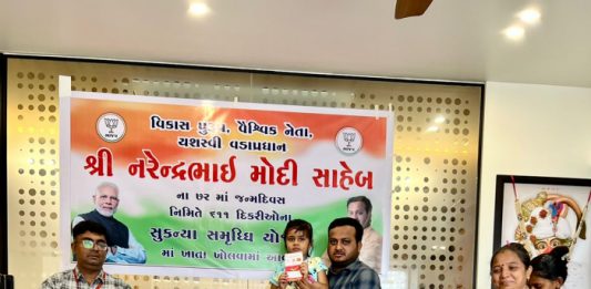 મોરબીના અજય લોરીયાએ 611 દિકરીને સુકન્યા સમૃદ્ધિ યોજનનાનો લાભ આપી મોદીના જન્મ દિવસની ઉજવણી કરી