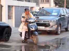 ભાજપના દુર્લભજીભાઈ દેથરિયાએ એકટીવા લઈ પહોંચી કર્યું મતદાન