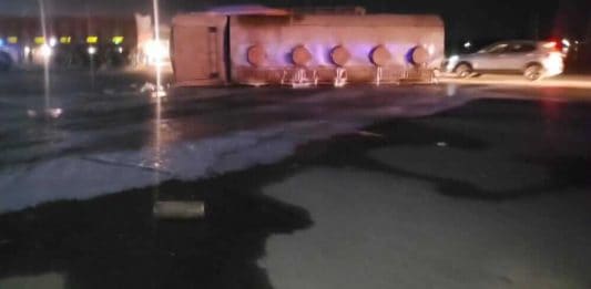 મોરબી: હળવદની હરીદર્શન ચોકડી નજીક ઝેરી કેમિકલ ભરેલ ટેન્કરની પલ્ટી