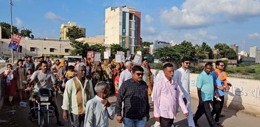 વાંકાનેર: નગર પાલિકાના સફાઈ કર્મીઓ દ્વારા રેલી યોજી હડતાળ