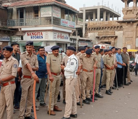 મોરબીમાં તહેવારને અનુલક્ષીને એસપી ના માર્ગદર્શન હેઠળ પોલીસનું ફૂટ પેટ્રોલિંગ