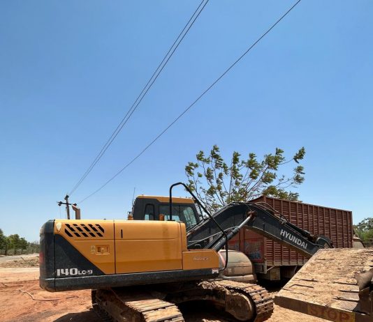 હળવદના માનગઢ નજીક ખનીજચોરી મામલે હિટાચી અને ટ્રક પોલીસ દ્વારા જપ્ત