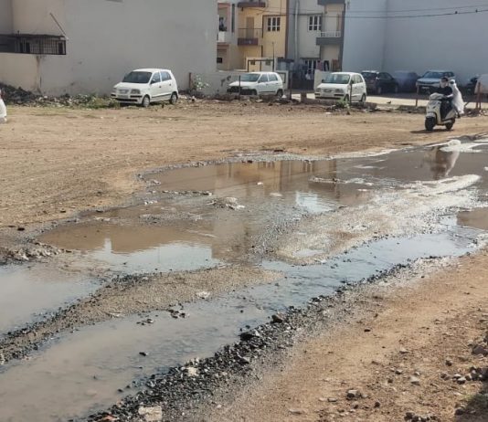 મોરબીના પટેલનગરમાં લાઈન તૂટી જતાં ત્રણ દિવસથી પાણીનો બગાડ !!