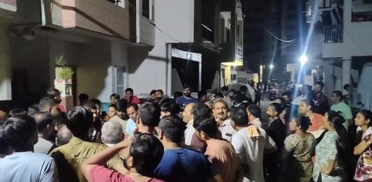 રવાપરમાં એક અઠવાડિયાથી પાણી ન મળતા લોકો રાત્રે સરપંચની ઘરે રજુઆત કરવા દોડી ગયા