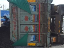 રફાળેશ્વર પાસે રોડ ઉપર કોલસા ભરેલો ટ્રક પલટી મારી ગયો