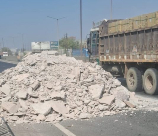 લાલપર નજીક રોડ ઉપર કોઈક માટીનો ઢગલો ઠાલવી ગયું