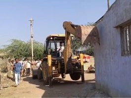 હળવદના ચરાડવામાં બે બુટલેગરના દબાણ તોડી પડાયા
