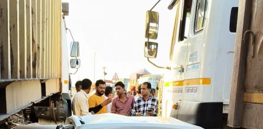 માળીયા નજીક સુરજબારી પુલ પાસે બે ટ્રક વચ્ચે કાર ફસાઈ, ટ્રાફિમજામ